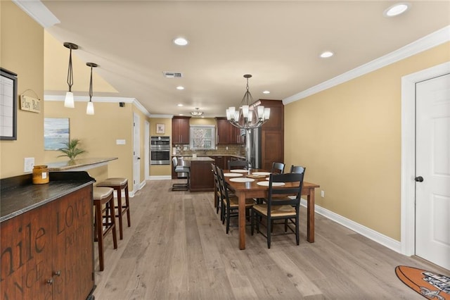 dining room with baseboards, crown molding, visible vents, and recessed lighting