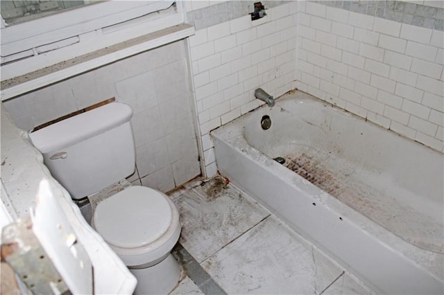 bathroom featuring toilet and a washtub
