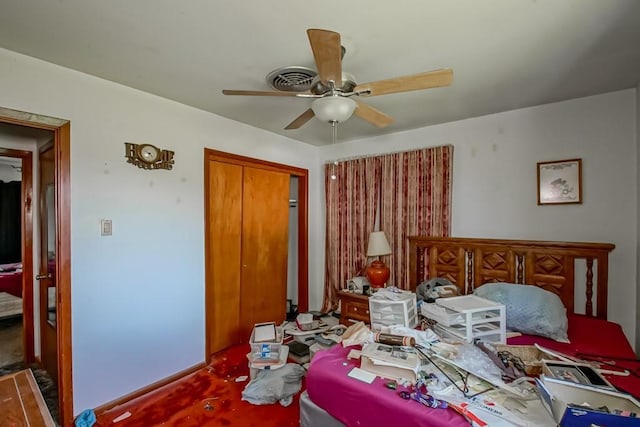 bedroom with baseboards, a ceiling fan, and a closet