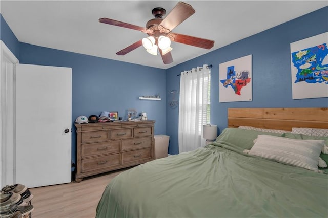 bedroom featuring light wood finished floors and a ceiling fan