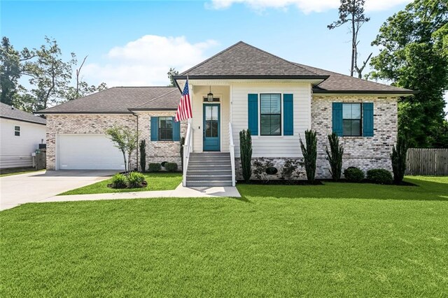 view of front of property featuring driveway, fence, a garage, a shingled roof, and a front yard