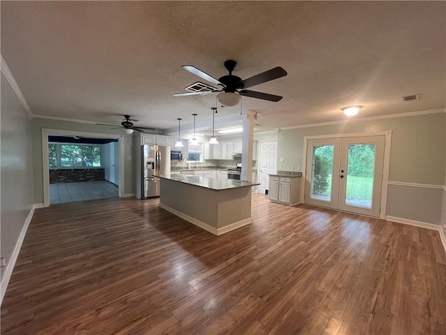 123 Robinhood Rd, Covington, LA 70433 - kitchen with stainless steel appliances, a ceiling fan, dark wood-style floors, ornamental molding, and a textured ceiling