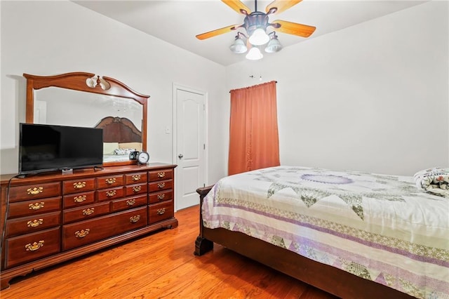 bedroom featuring light wood-style floors and a ceiling fan
