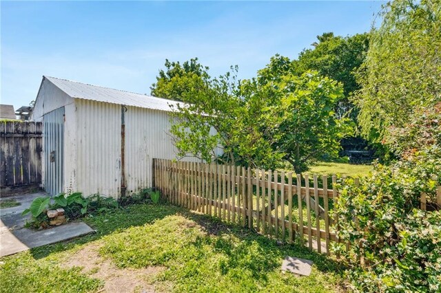 517 S Murat St, New Orleans, LA 70119 - view of yard featuring an outbuilding