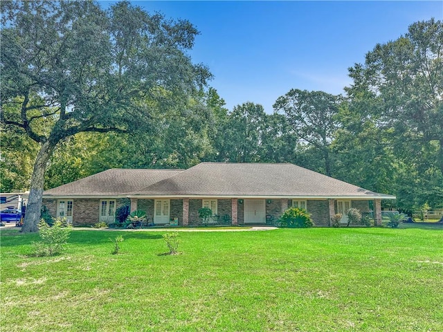 ranch-style house featuring a front lawn