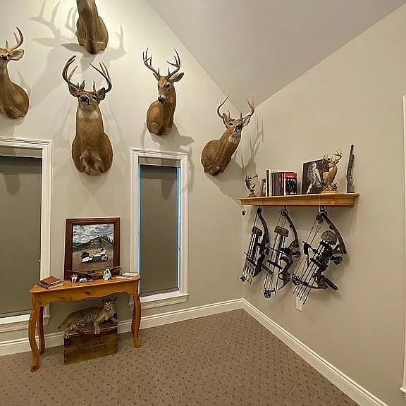 interior details featuring baseboards
