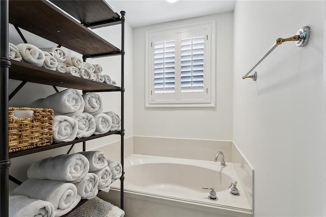 4344 Idaho Ave, Kenner, LA 70065 - bathroom featuring a garden tub