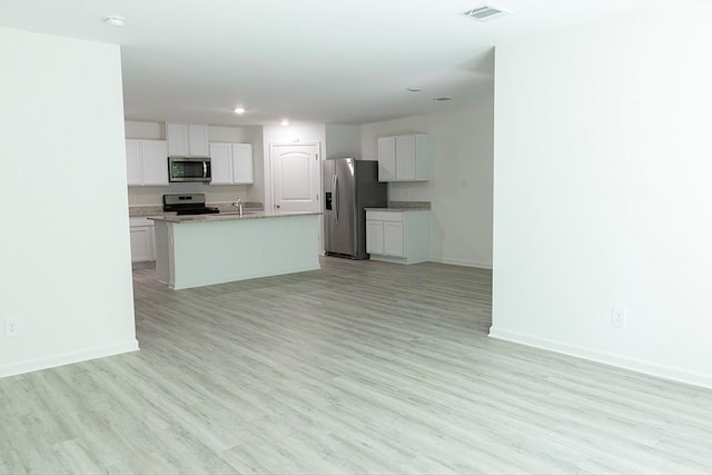 40495 Cara Mae St, Slidell, LA 70461 - kitchen featuring visible vents, appliances with stainless steel finishes, a sink, baseboards, and white cabinets