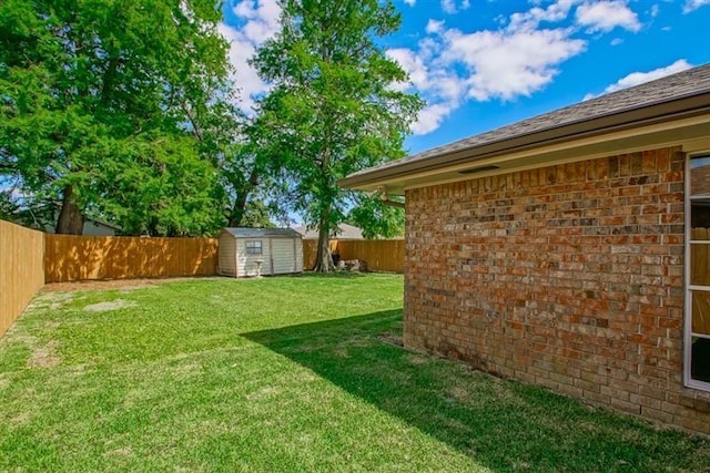 view of yard featuring a storage shed, an outdoor structure, and a fenced backyard