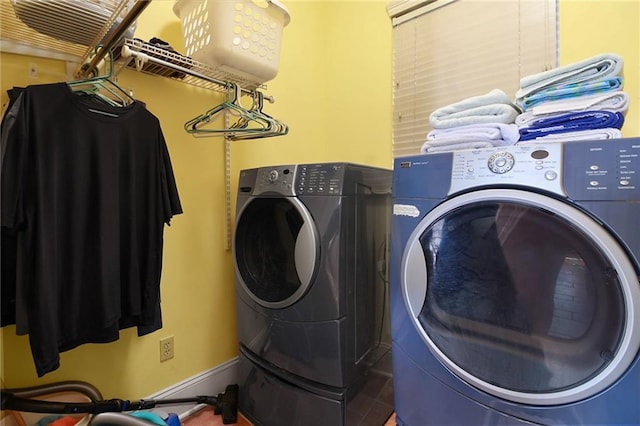 4540 Barataria Blvd, Marrero, LA 70072 - laundry room with independent washer and dryer and baseboards