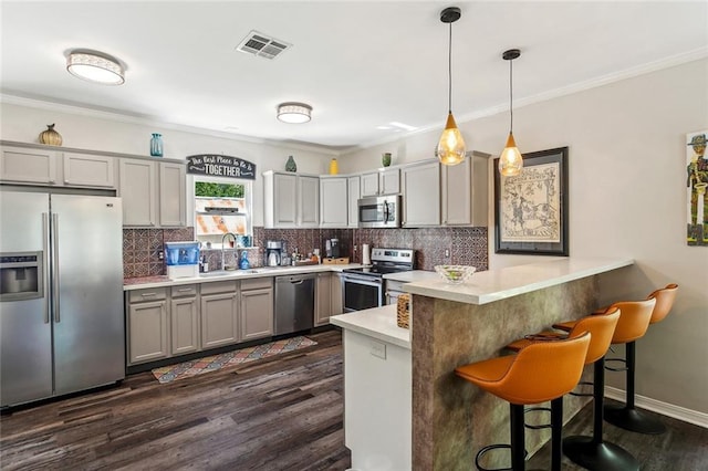kitchen with stainless steel appliances, visible vents, a sink, gray cabinetry, and a peninsula