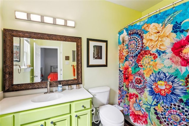 full bath with toilet, a shower with curtain, and vanity