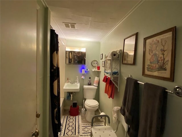 520002 Magazine St, New Orleans, LA 70115 - bathroom with crown molding and curtained shower