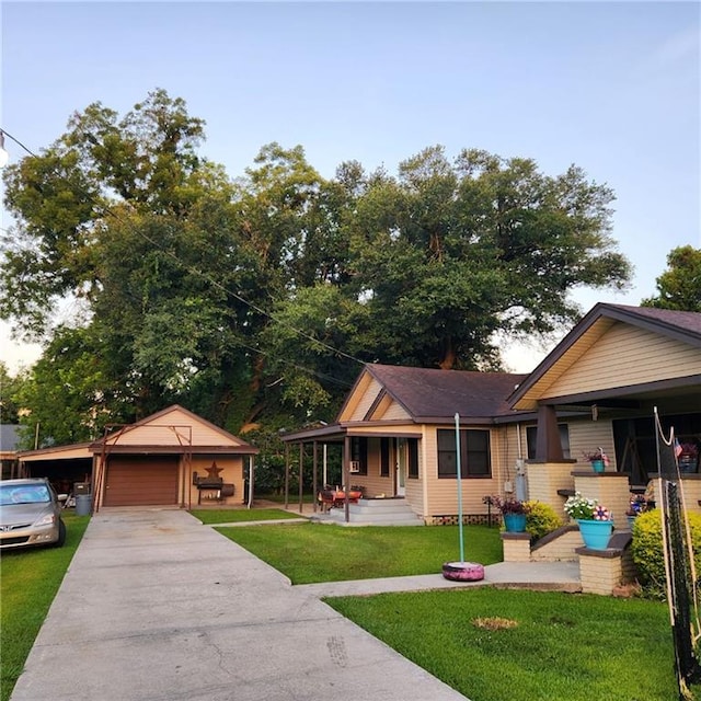 view of front of house featuring an outdoor structure, driveway, a garage, and a front yard