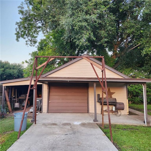 view of front of house featuring an attached garage and concrete driveway