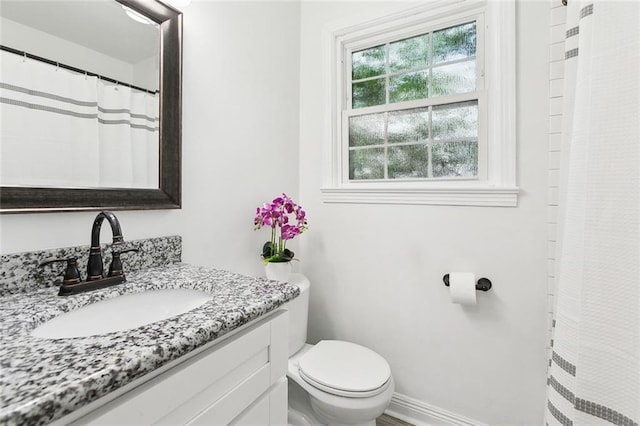 full bath with vanity, curtained shower, and toilet