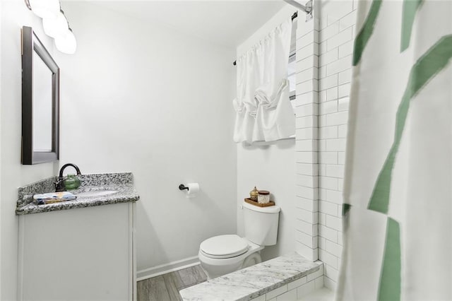 full bathroom with wood finished floors, toilet, vanity, a shower with curtain, and baseboards