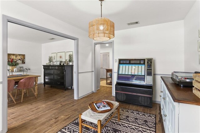 4716 Elmwood Pkwy, Metairie, LA 70003 - living area featuring a chandelier, wood finished floors, and visible vents