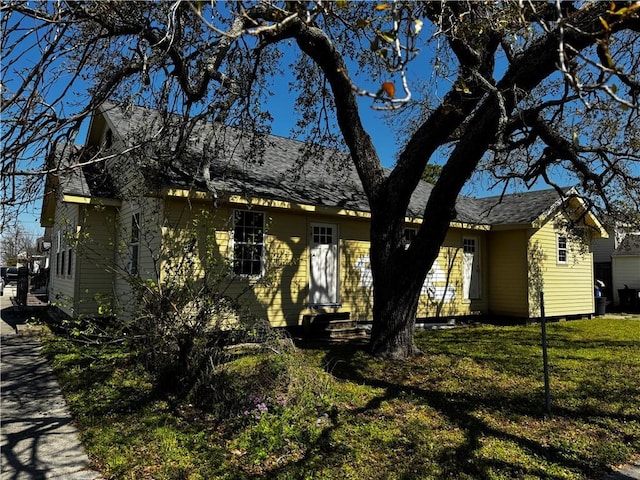 2003 Spain St, New Orleans, LA 70117 - view of front of house with entry steps and a front lawn