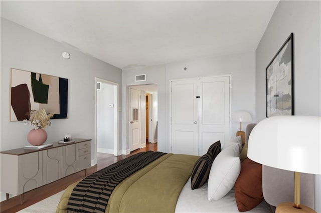 1205 St Charles Ave Unit 714, New Orleans, LA 70130 - bedroom with wood finished floors, visible vents, and a closet