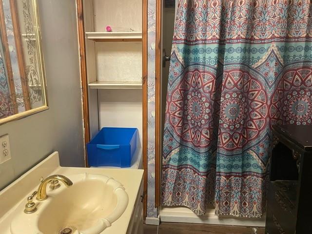 46038 Wooding Ln, Franklinton, LA 70438 - full bath featuring curtained shower and vanity