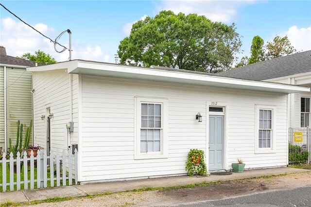 842 Toledano St, New Orleans, LA 70115 - view of front facade featuring fence