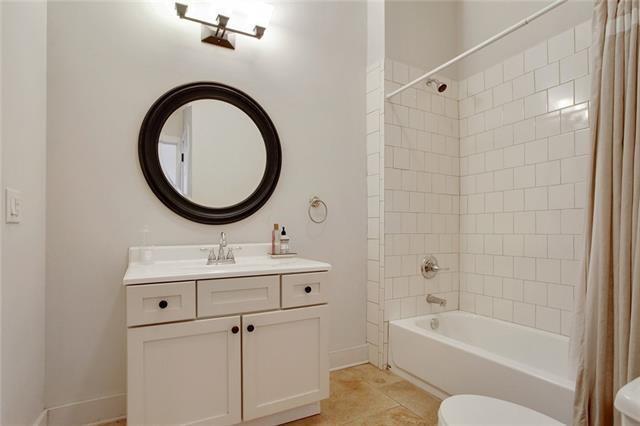 842 Toledano St, New Orleans, LA 70115 - full bathroom with vanity, toilet, baseboards, and shower / bath combination with curtain