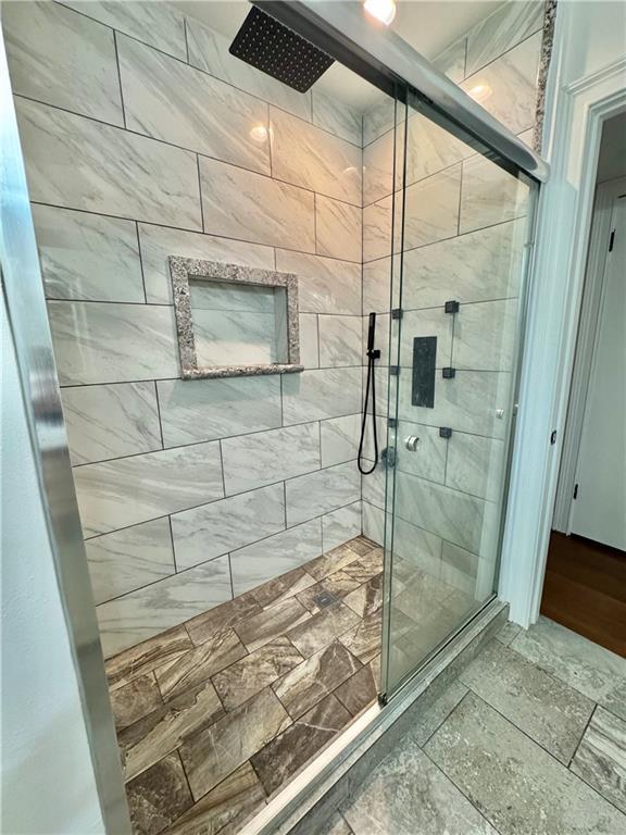 2121 Mediamolle Dr, New Orleans, LA 70114 - full bathroom with a tile shower
