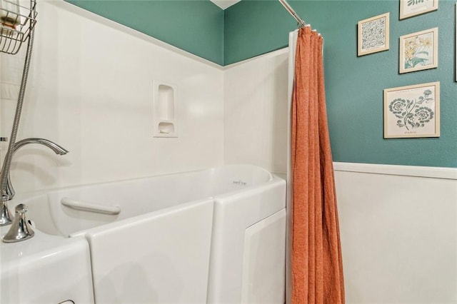 1229 Hampton Ct, Slidell, LA 70460 - full bathroom featuring a shower with shower curtain and a bathing tub