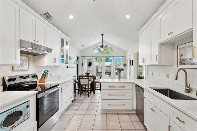 kitchen featuring under cabinet range hood, stainless steel appliances, visible vents, a ceiling fan, and a sink