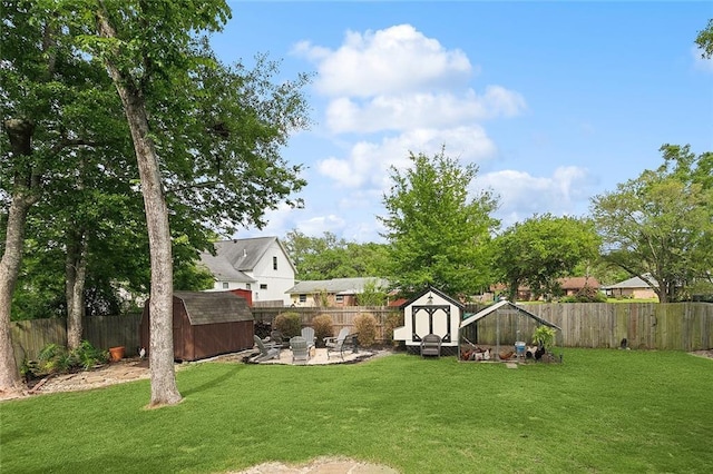 view of yard featuring a fenced backyard, an outdoor structure, and a shed