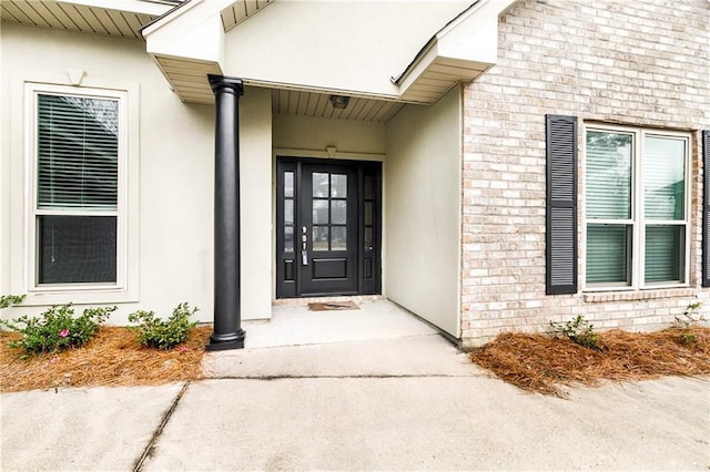 view of exterior entry featuring stucco siding