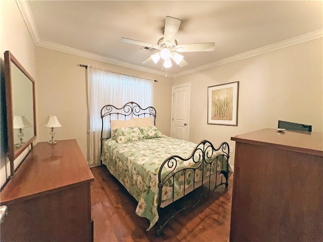 bedroom with dark wood-type flooring, visible vents, crown molding, and a ceiling fan