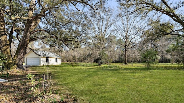 view of yard featuring a detached garage