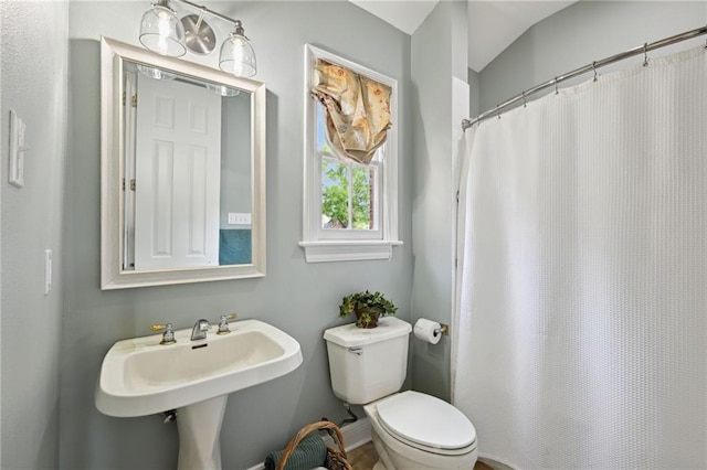 454 Rutherford Dr, Covington, LA 70433 - bathroom featuring baseboards, a shower with shower curtain, toilet, and a sink