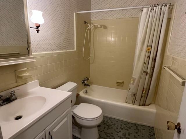 1736 11th St, Slidell, LA 70458 - full bath with tile walls, wallpapered walls, shower / bathtub combination with curtain, toilet, and vanity