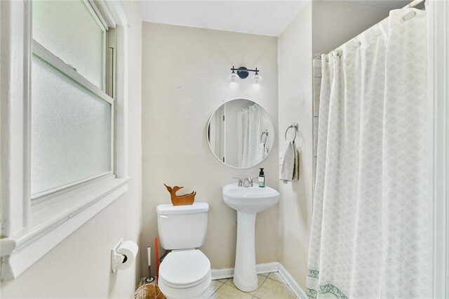 117 Diane Ave, River Ridge, LA 70123 - bathroom featuring tile patterned flooring, toilet, baseboards, a shower with shower curtain, and a sink