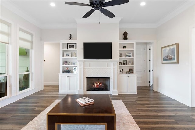 living area featuring crown molding, dark wood-style floors, and baseboards