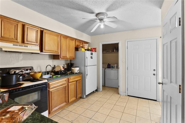 kitchen with a sink, ceiling fan, freestanding refrigerator, black range with electric cooktop, and under cabinet range hood