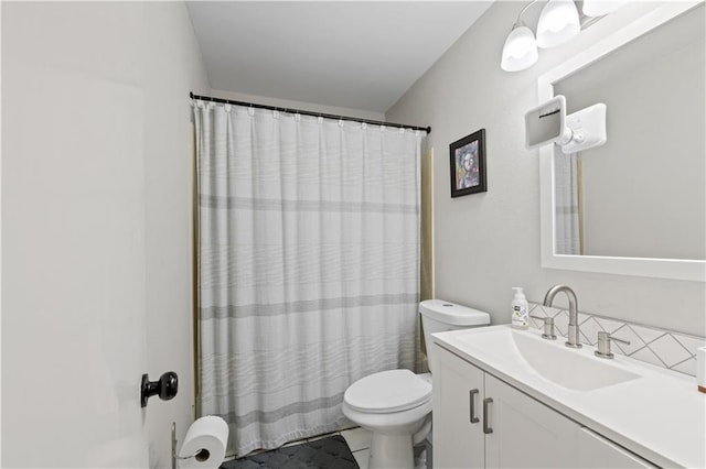 full bath with a shower with shower curtain, toilet, decorative backsplash, and vanity