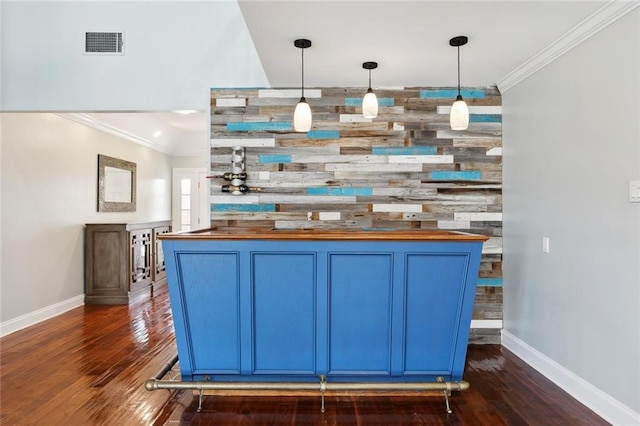 4435 Francecso Rd, New Orleans, LA 70129 - bar featuring baseboards, visible vents, ornamental molding, and dark wood finished floors