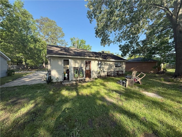 back of house featuring a lawn