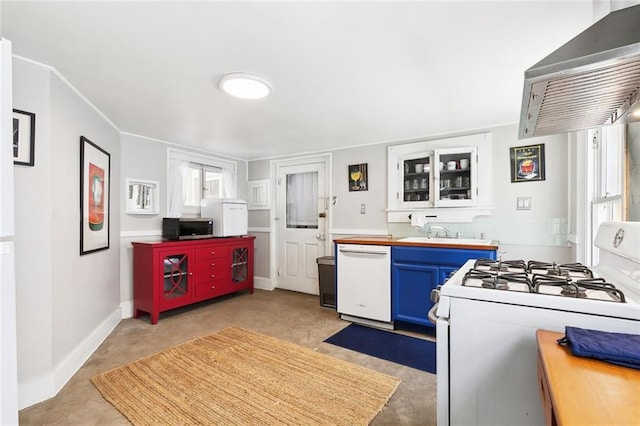 kitchen featuring white appliances, blue cabinetry, exhaust hood, a sink, and baseboards