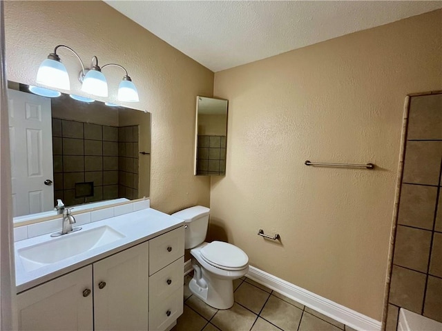 full bath featuring tiled shower, tile patterned floors, toilet, a textured wall, and baseboards