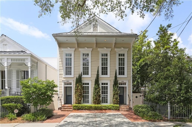 view of front of property with entry steps and fence