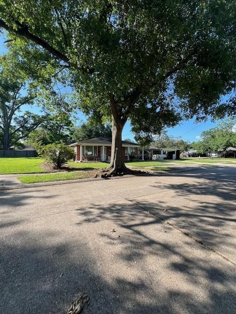 6735 W Magnolia Blvd, Harahan, LA 70123 - view of front of home with concrete driveway and a front lawn