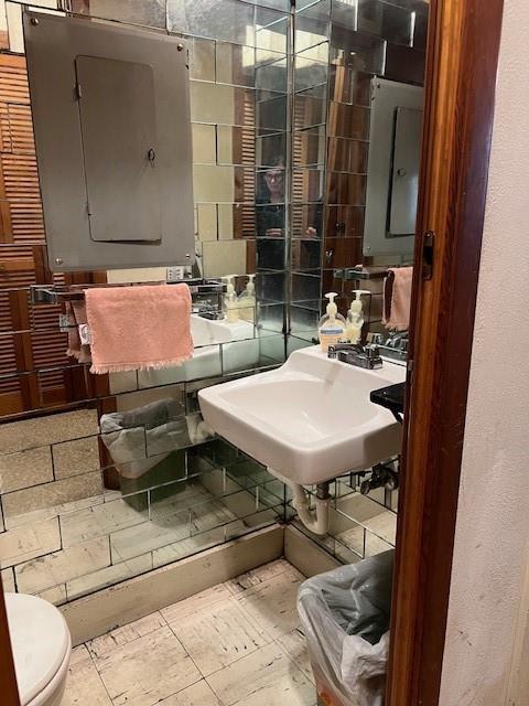 6735 W Magnolia Blvd, Harahan, LA 70123 - bathroom featuring toilet