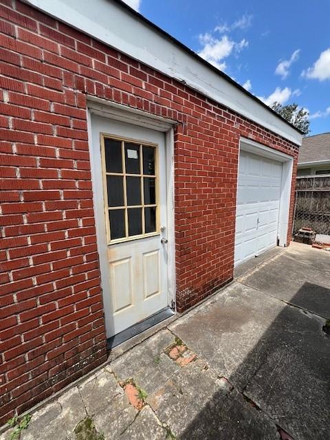 6735 W Magnolia Blvd, Harahan, LA 70123 - garage with driveway
