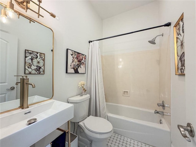 full bath with toilet, a sink, and shower / bath combo with shower curtain