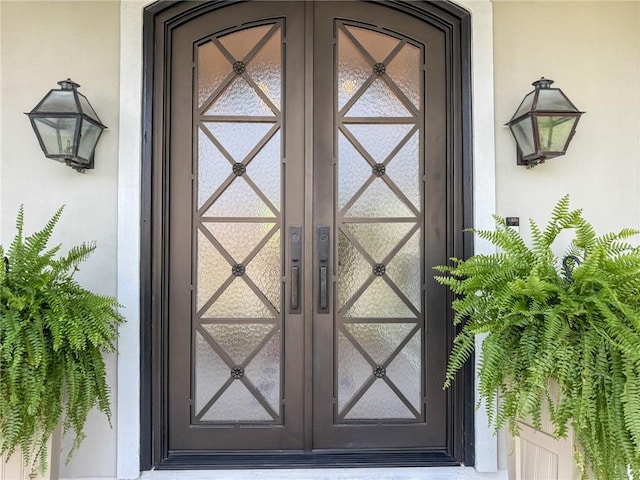 view of exterior entry with stucco siding